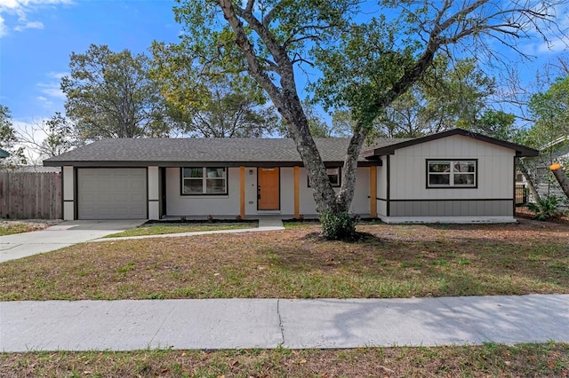 view of front of house featuring a front lawn and a garage