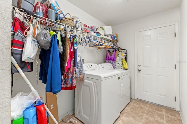 laundry area featuring light tile patterned floors and washing machine and clothes dryer