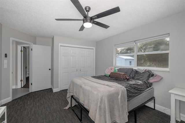 carpeted bedroom featuring ceiling fan, a textured ceiling, and a closet