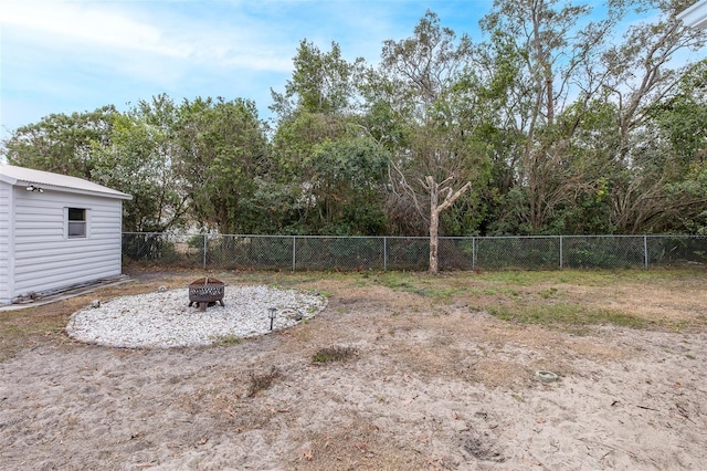 view of yard featuring a fire pit