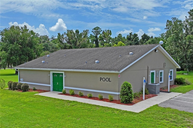 view of front facade featuring cooling unit and a front lawn