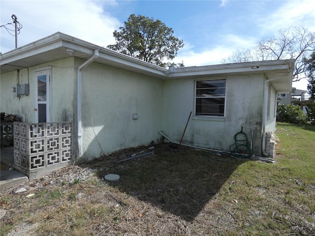 view of side of property featuring a lawn