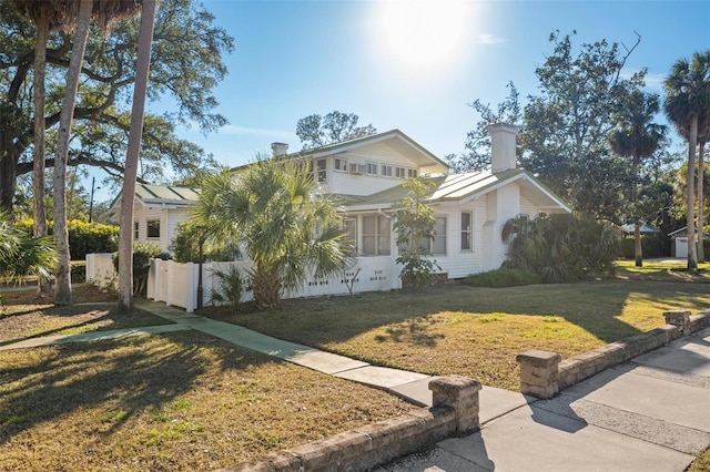 view of front of property featuring a front lawn