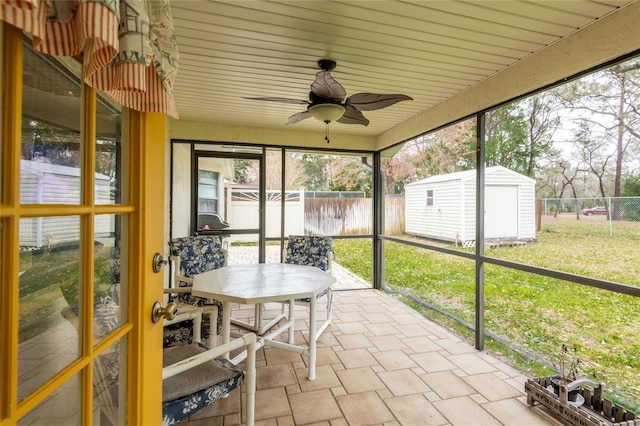 sunroom / solarium featuring ceiling fan