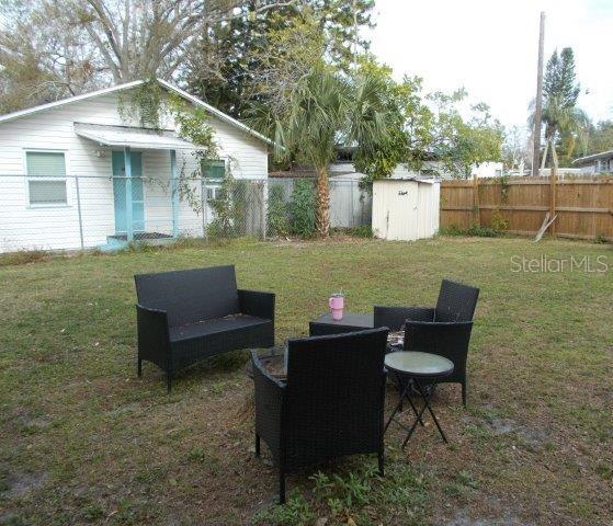 view of yard featuring a storage unit