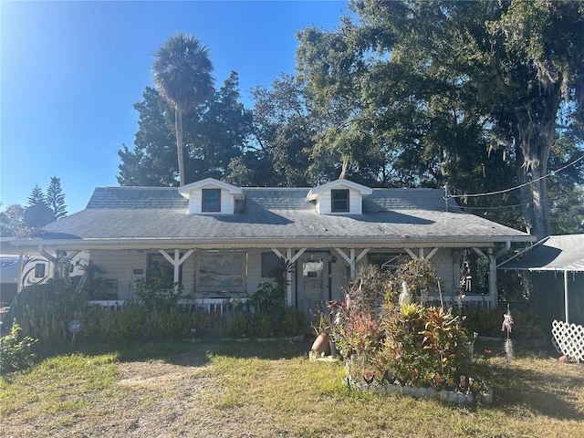 view of front facade with covered porch and a front lawn