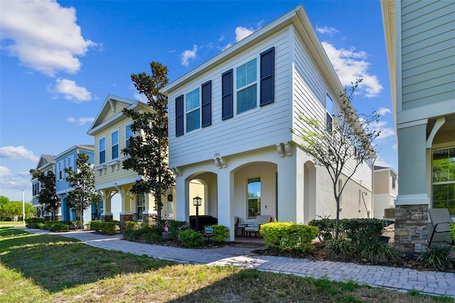 view of front of property featuring covered porch and a front yard