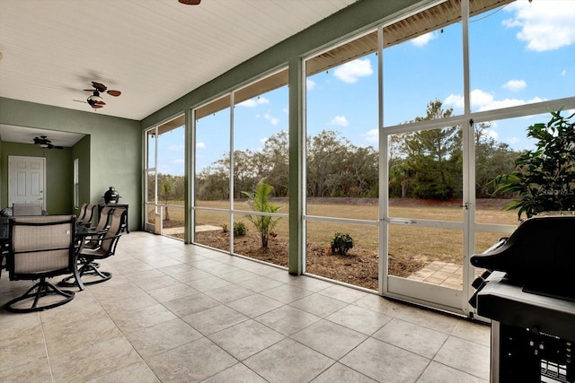 sunroom with ceiling fan