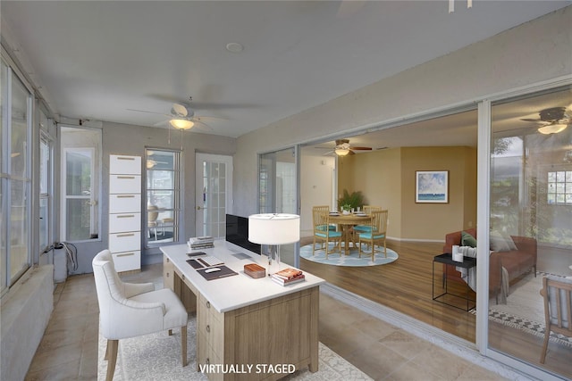 sunroom with ceiling fan