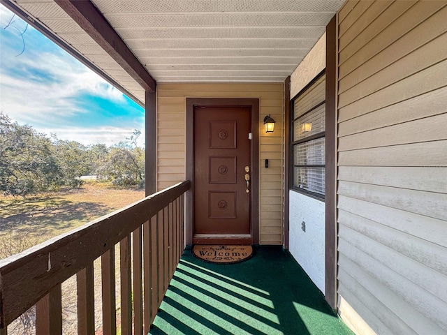 property entrance featuring a balcony