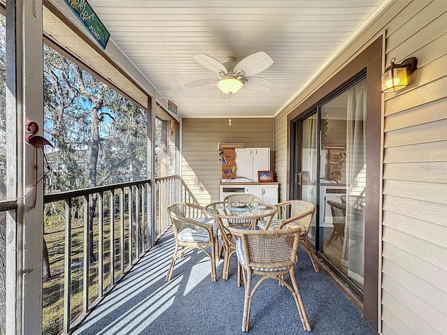 sunroom with ceiling fan