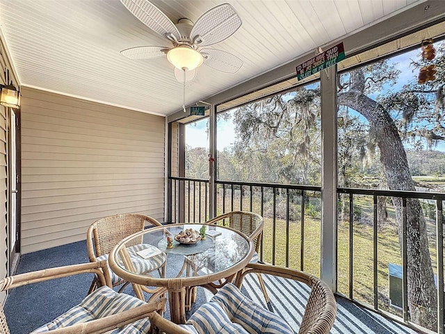 sunroom with ceiling fan