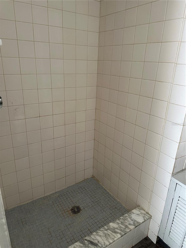 bathroom featuring tiled shower