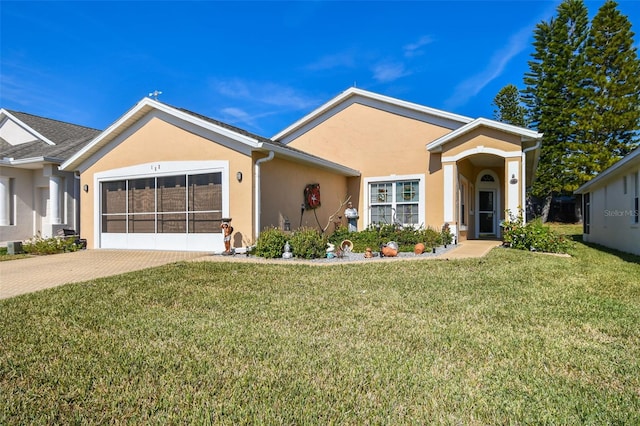 ranch-style house featuring a front yard