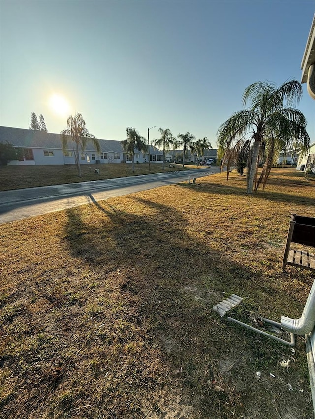 view of property's community featuring a lawn