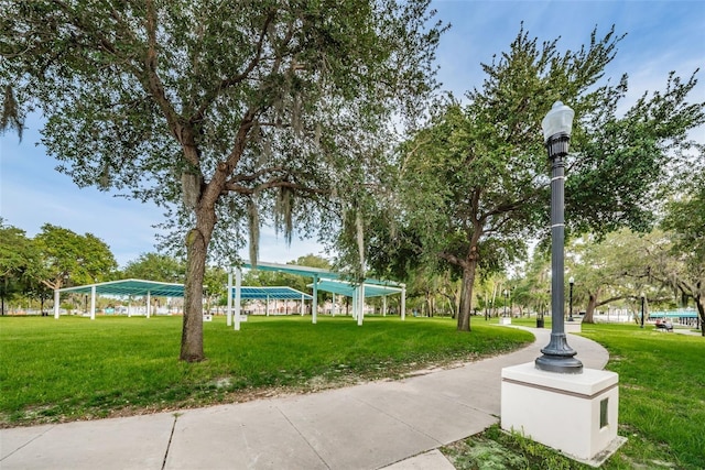 view of property's community featuring a lawn