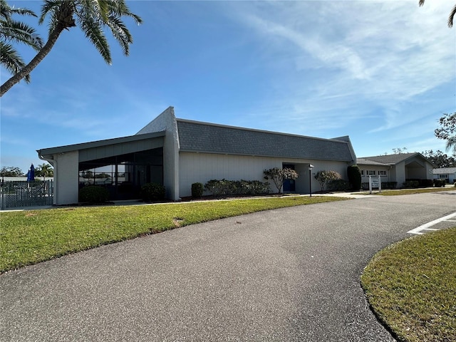 view of front of property with a carport and a front yard