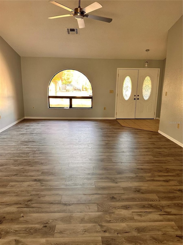 entryway featuring dark wood-type flooring and ceiling fan