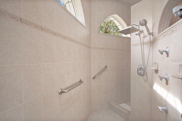 bathroom featuring tiled shower