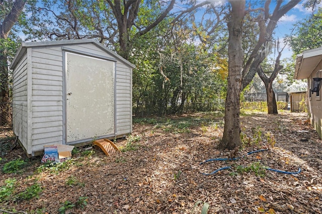 view of yard featuring a storage shed