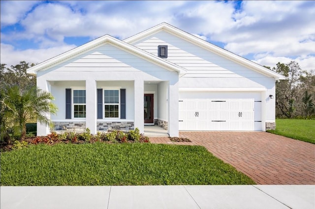 view of front facade featuring a garage and a front lawn