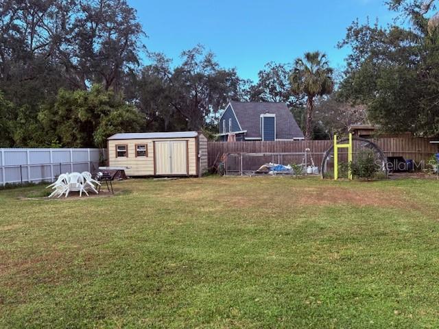 view of yard featuring a storage shed