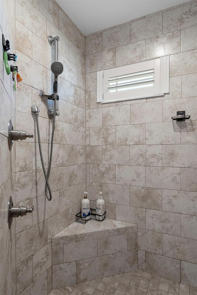 bathroom featuring a tile shower