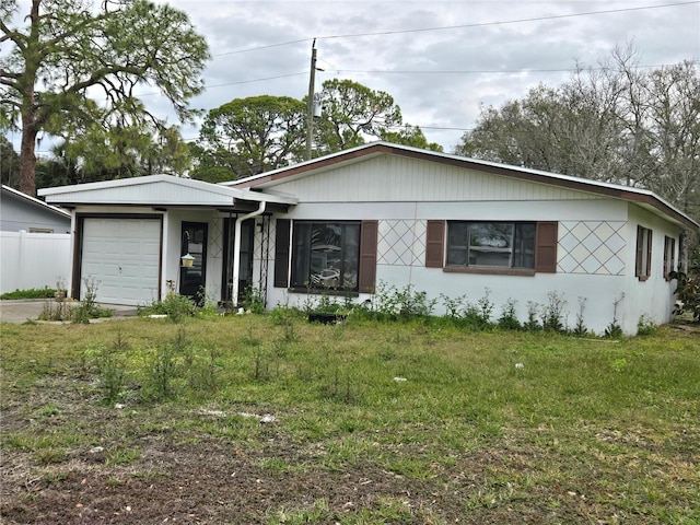 view of front facade featuring a garage and a front lawn