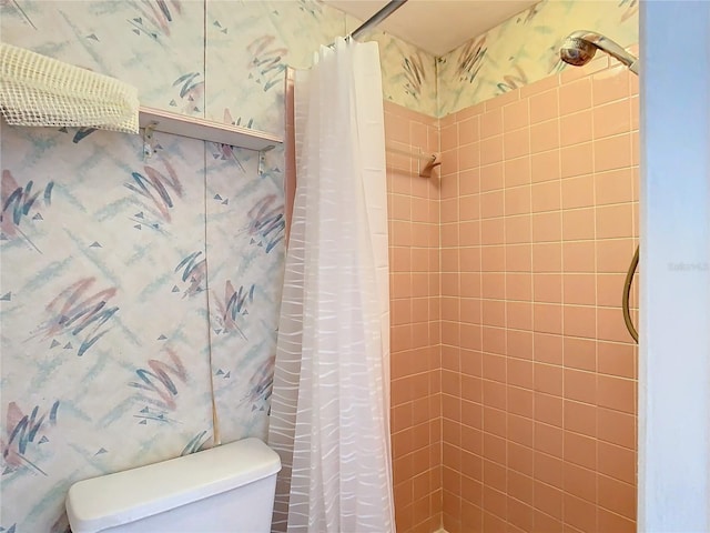 bathroom featuring a shower with curtain and toilet