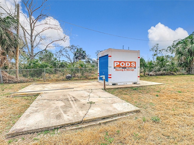 view of property's community featuring a yard