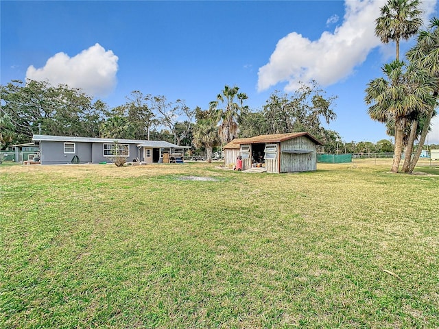 view of yard with an outdoor structure