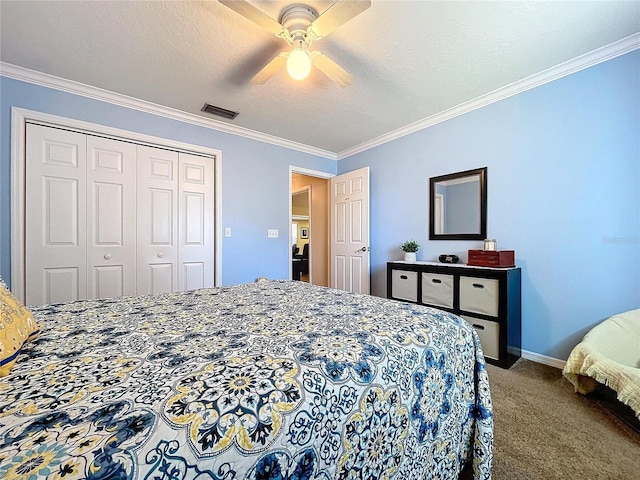 bedroom featuring visible vents, carpet, a textured ceiling, crown molding, and a closet