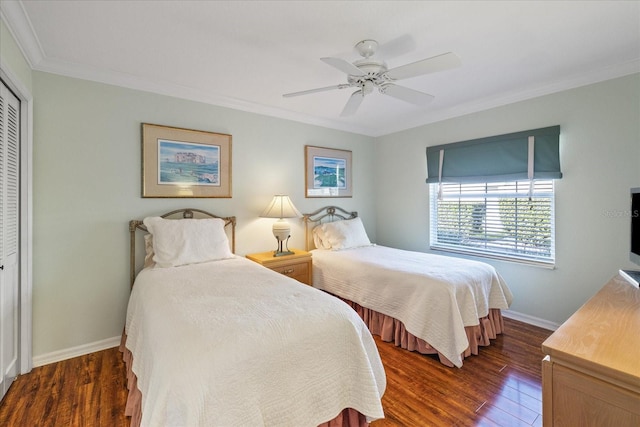 bedroom featuring ceiling fan, ornamental molding, dark hardwood / wood-style flooring, and a closet