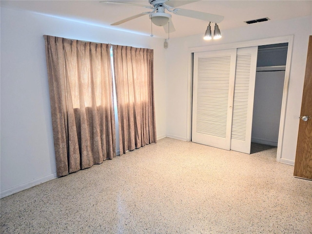 unfurnished bedroom featuring ceiling fan and a closet