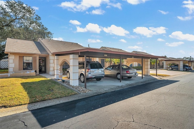 view of front of home featuring a carport and a front yard