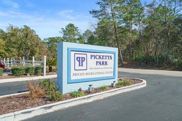 view of community / neighborhood sign