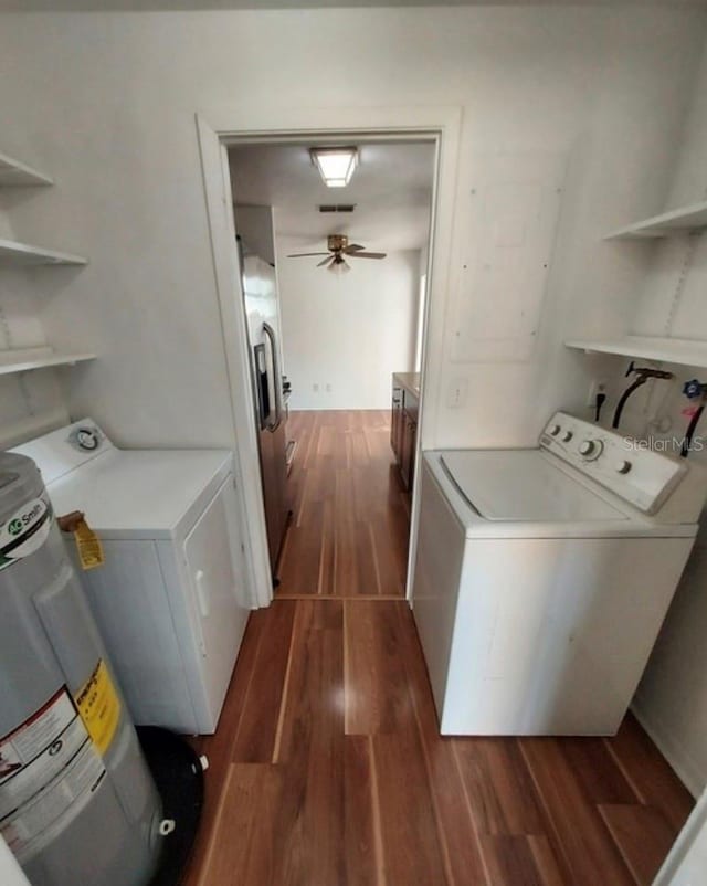 clothes washing area with ceiling fan, dark wood-type flooring, and washer and clothes dryer