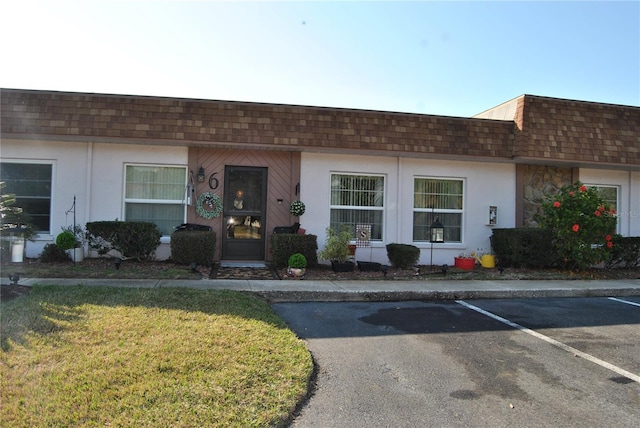 view of front of property featuring a front lawn