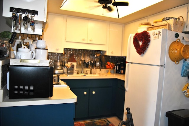 kitchen featuring white fridge, sink, backsplash, and ceiling fan