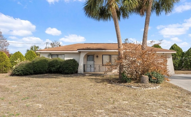 view of front facade featuring a front yard