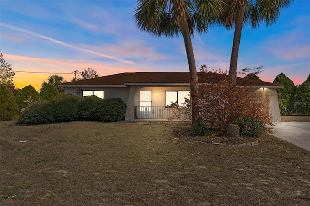 view of front of property featuring a lawn