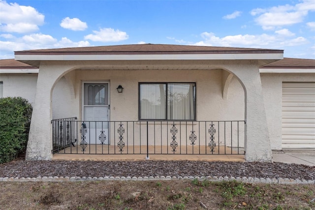 entrance to property featuring covered porch