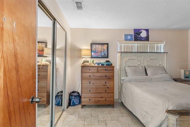 bedroom featuring a closet and a textured ceiling