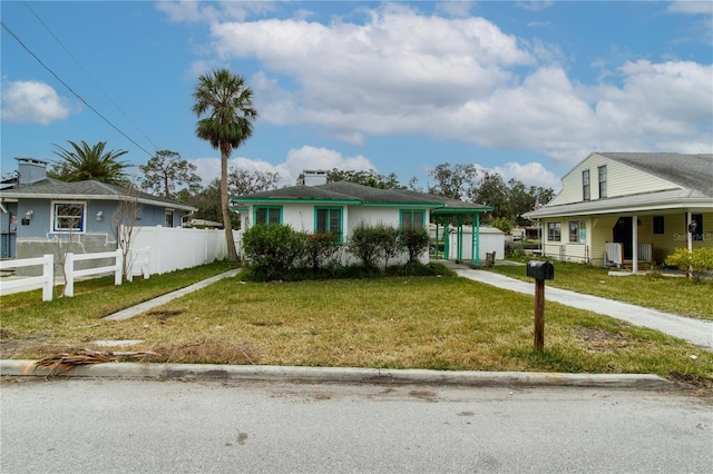 view of front of property featuring a front lawn