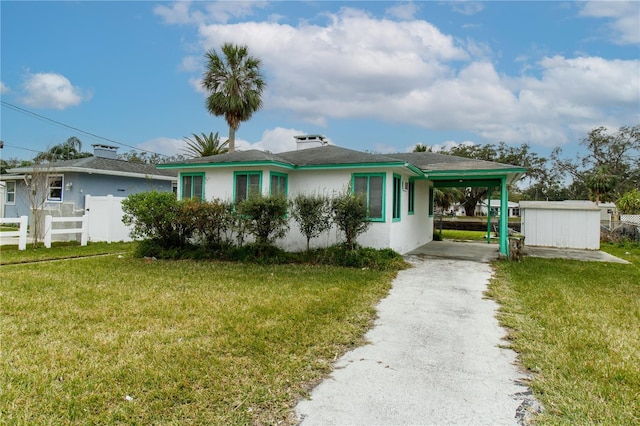 view of front of home with a carport and a front yard