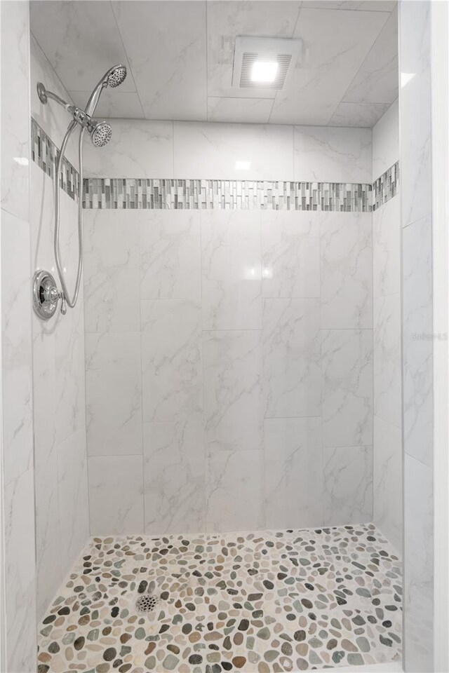 bathroom featuring tiled shower