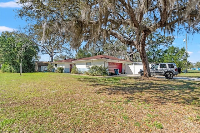 view of front of house featuring an attached garage and a front yard