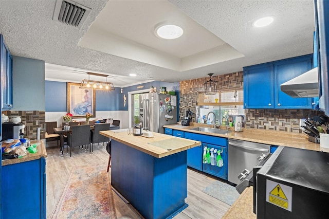 kitchen featuring blue cabinets, visible vents, a sink, and appliances with stainless steel finishes