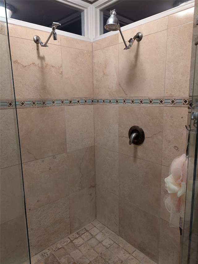 bathroom featuring a tile shower