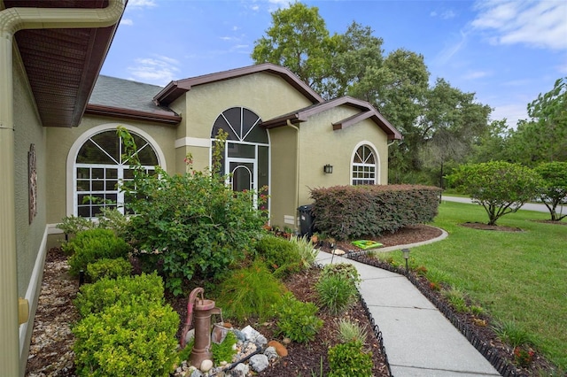 view of front of home featuring a front yard